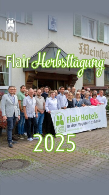 ✨ Was für grandiose Tage!  ❤️ Unsere Flair-Herbsttagung 2025 im Flair Hotel @weinstube.lochner Anfang November in Markelsheim war pure Energie, Inspiration und Herz. Ein riesiges Dankeschön an Familie Heimberger und das gesamte Team – eure warmherzige Gastfreundschaft, die liebevollen Details und das fantastische Essen haben uns rundum verwöhnt. 🙏  🤝 Es ist etwas Besonderes, so viele Kolleg*innen zu treffen, die sich auf Augenhöhe begegnen, offen Wissen teilen und einander wirklich weiterbringen. Genau dieses Miteinander macht unsere Kooperation so stark. 💚  Highlights? Viele! 💥 Spannende Vorträge, wertvolle Gespräche mit unseren Firmenpartnern, intensiver Austausch – und als Krönung ein festliches Galadinner, das noch lange in Erinnerung bleibt. 🥂🍽️  🙏 Danke an alle, die dabei waren – für Freundschaft, Ideen und diesen einzigartigen Flair-Spirit. Wer den Vibe unserer Gemeinschaft spüren möchte: kommt dazu, es lohnt sich!  #flairhotels #flairhotelweinstubelochner #herbsttagung2025 #HoteliersNetzwerk #Gastfreundschaft #Inspiration #indenregionenzuhause #FLAIRaufInsta