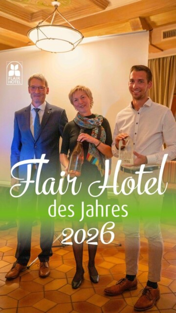 🎉 Wir feiern unser neues Flair Hotel des Jahres 2026:
@flairhotel.villa.ilske ihr habt euch diesen Titel so verdient! 🏆💛  Mitten im romantischen Bad Kösen, hoch über dem Saaletal, liegt diese historische Villa aus den 1920er Jahren – ein Ort, der schon bei der Anreise ein Gefühl von Ankommen schenkt. 🌿✨  Was macht die Villa Ilske so besonders?
🌄 Der Ausblick: Dieser unvergleichliche Blick über das Saaletal – zu jeder Tageszeit ein kulines Kunstwerk.
🍷 Eigener Weinberg: Hauswein, den man im Restaurant probieren oder als Flasche mit nach Hause nehmen kann.
🌿 Natur & Ruhe: Wanderwege, Saaleradweg, Weinberge und Kultur wie der Naumburger Dom direkt um die Ecke.
🍽️ Kulinarik mit Herz: Regional, saisonal und voller Leidenschaft – gekocht vom Team mit echter Gastgeberseele.
🏡 Familiengeführt & authentisch: Hier wird Gastfreundschaft nicht gespielt, sondern gelebt – seit Generationen.  Die Villa Ilske ist ein Haus, das Gäste begeistert, Flair Werte verkörpert und mit unglaublich viel Engagement geführt wird.
Ein würdiger Gewinner – von Herzen Gratulation! 🥂💛  👇 Lasst der Villa Ilske in den Kommentaren eure Glückwünsche da!  #flairhotels #flairhoteldesjahres #flairhotelvillailske #indenregionenzuhause #FLAIRaufinsta